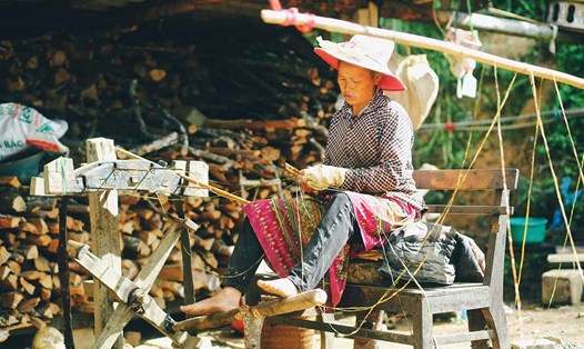 Du lịch Tây Bắc sẽ dễ dàng bắt gặp hình ảnh phụ nữ Mông đang se lanh dệt vải. Ảnh: Hữu Đạt