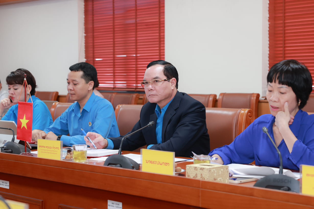 Ông Nguyễn Đình Khang - Ủy viên Trung ương Đảng, Chủ tịch Tổng LĐLĐVN (thứ 2 từ phải sang) tại Hội đàm. Ảnh: Hải Nguyễn