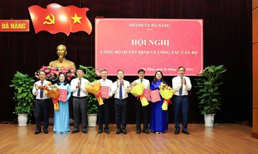 Thường trực Thành ủy Đà Nẵng trao Quyết định và tặng hoa chúc mừng các nhân sự mới. Ảnh: Hà Phan
