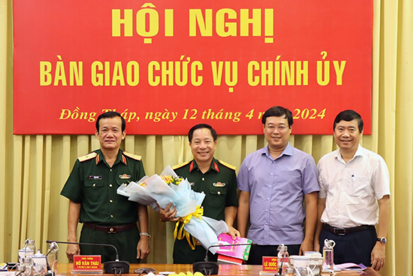 Bí thư Tỉnh ủy Đồng Tháp Lê Quốc Phong (thứ 2, phải sang) tặng hoa chúc mừng Đại tá Trịnh Hoàng Phong nhận nhiệm vụ mới tại Quân khu 9 vào tháng 4.2024. Ảnh: Cổng thông tin tỉnh Đồng Tháp