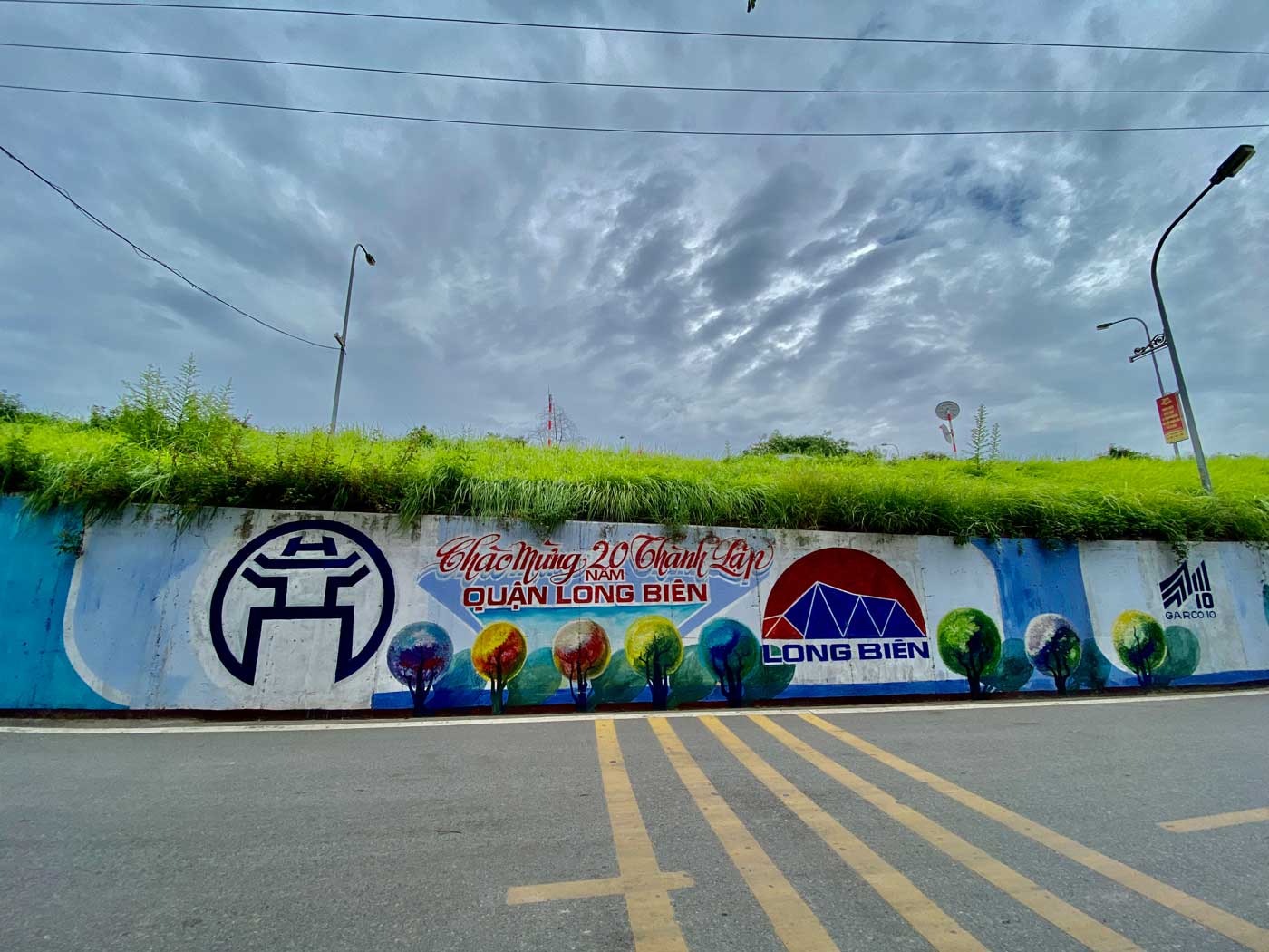 Những bức tranh bích họa trên đường Ngọc Thụy, quận Long Biên, Hà Nội. Ảnh: Vĩnh Hoàng