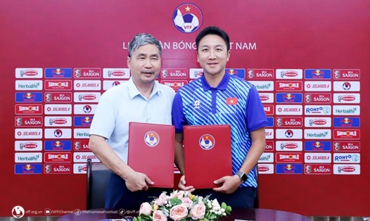 Tổng thư kí VFF Dương Nghiệp Khôi (trái) đại diện VFF kí hợp đồng với chuyên gia thể lực Yoon Dong Hun. Ảnh: VFF