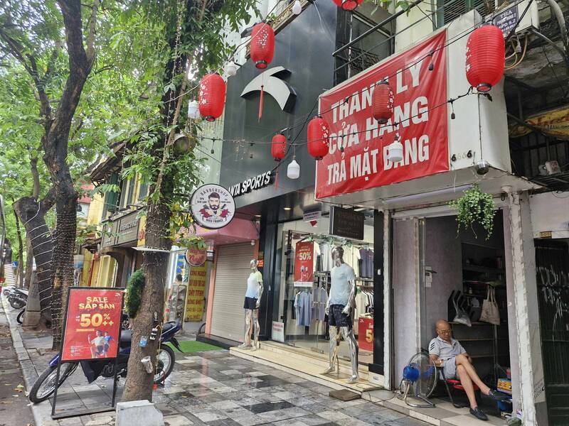 Mặt bằng kinh doanh trên phố Hàng Bông (quận Hoàn Kiếm, Hà Nội) treo biển tìm khách thuê. Ảnh: Thu Giang