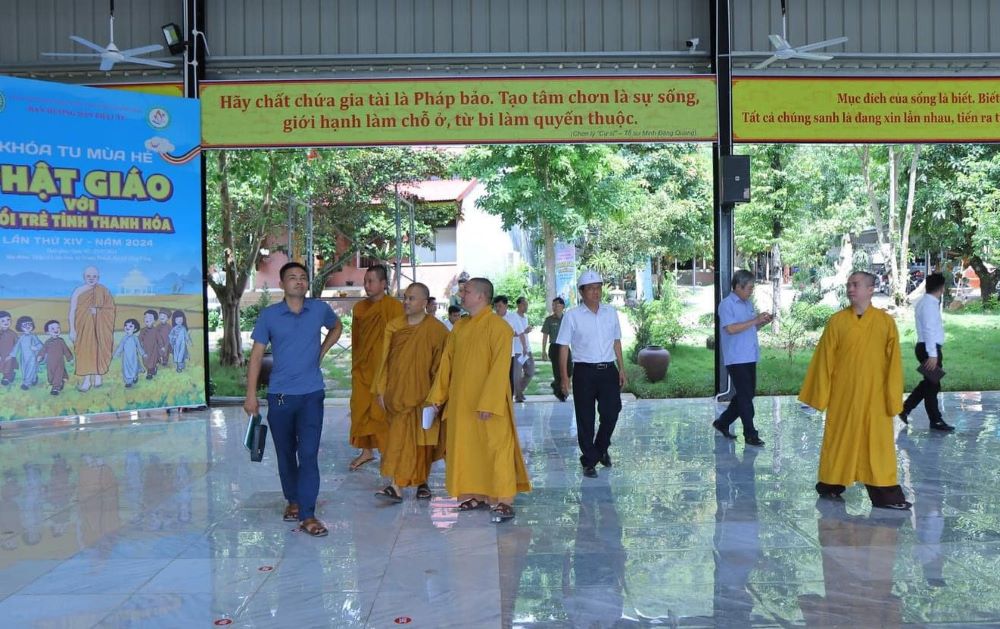 Cơ quan chức năng kiểm tra các điều kiện tổ chức khóa tu. Ảnh: T.L