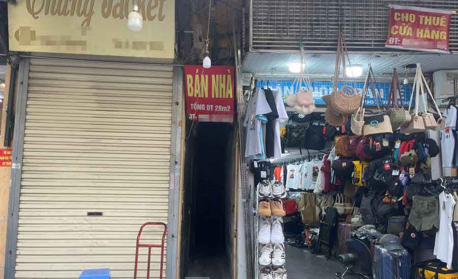 Một số nhà phố đã rao bán. Ảnh: Anh Huy.