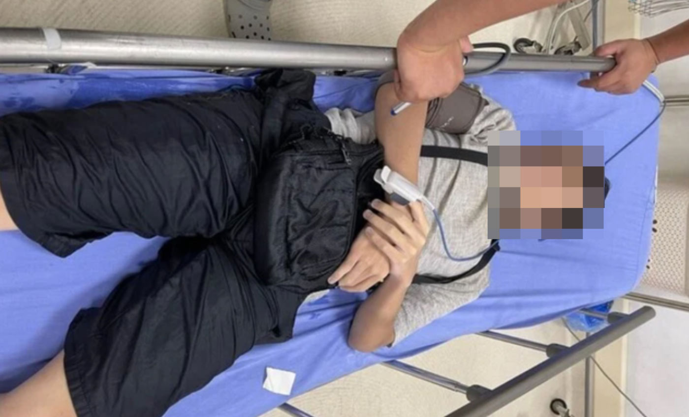 Nam sinh nhảy cầu ở Hà Nội được đưa vào bệnh viện cấp cứu, không nguy hiểm tới tính mạng. Ảnh: Công an cung cấp.