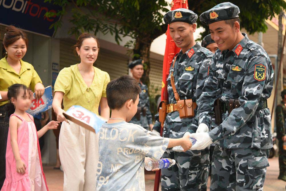 Nhiều gia đình đã chủ động chuẩn bị các loại nước uống, hoa quả phục vụ miễn phí cho các lực lượng tham gia luyện tập diễu binh, diễu hành.