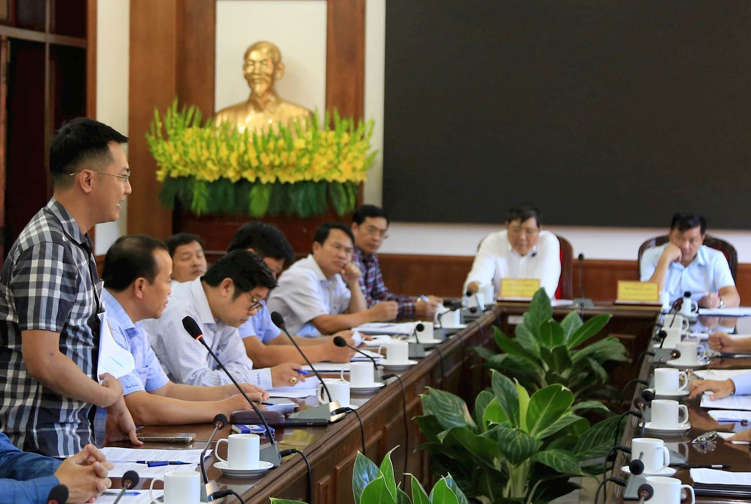 UBND tỉnh Đắk Nông tổ chức họp bàn giải pháp tháo gỡ vướng mắc giải phóng mặt bằng tại các công trình trọng điểm. Ảnh: Thanh Hà