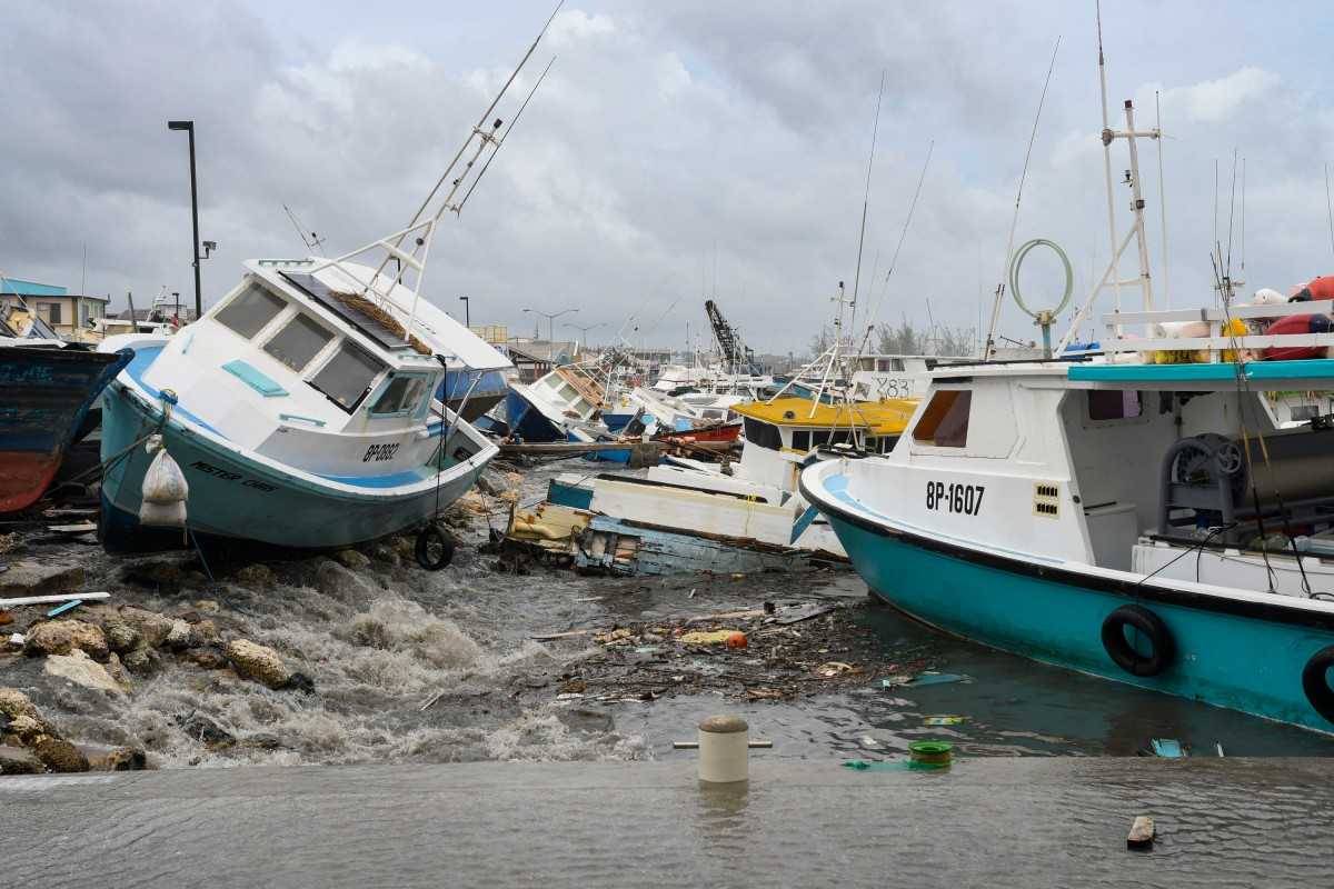 Tàu cá bị hư hỏng sau khi cơn bão Beryl đi qua Bridgetown, Barbados, ngày 1.7.2024. Ảnh: AFP