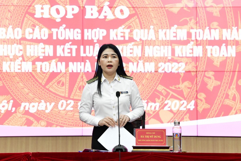 Bà Hà Thị Mỹ Dung - người phát ngôn của Kiểm toán Nhà nước đang trả lời câu hỏi của phóng viên tại buổi họp báo chiều 2.7. Ảnh: Nguyễn Phong