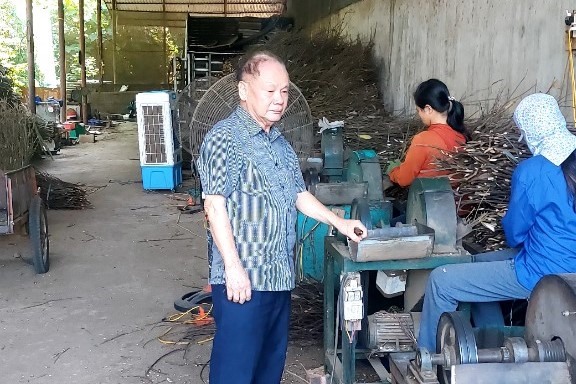 Người kỹ sư già Vũ Hữu Lê vẫn miệt mài đến khắp mọi miền cả nước để đưa máy móc vào hoạt động sản xuất giúp bà con nâng cao năng suất, thu nhập. Ảnh: NVCC