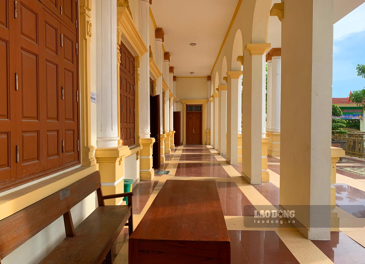 Chạy dọc hành lang trước cửa tạo điểm nhấn từ những thiết kế hình vòm cung độc đáo.