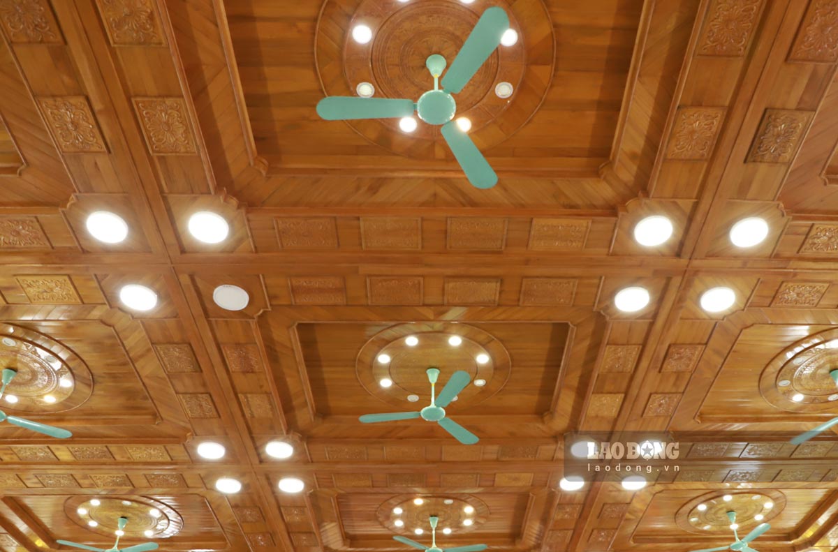 Phần mái nhà có thêm lớp mái chống nóng và trần ốp hoàn toàn bằng gỗ.