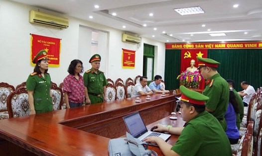 Công an thi hành lệnh bắt bị can để tạm giam đối với bà Phùng Thị Hoa. Ảnh: Công an tỉnh Hà Giang.