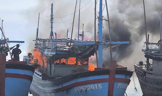 Tàu cá mang số hiệu PY 96236 TS của ngư dân Phú Yên bốc cháy dữ dội khi neo đậu gần bờ. Ảnh: Minh Hằng
