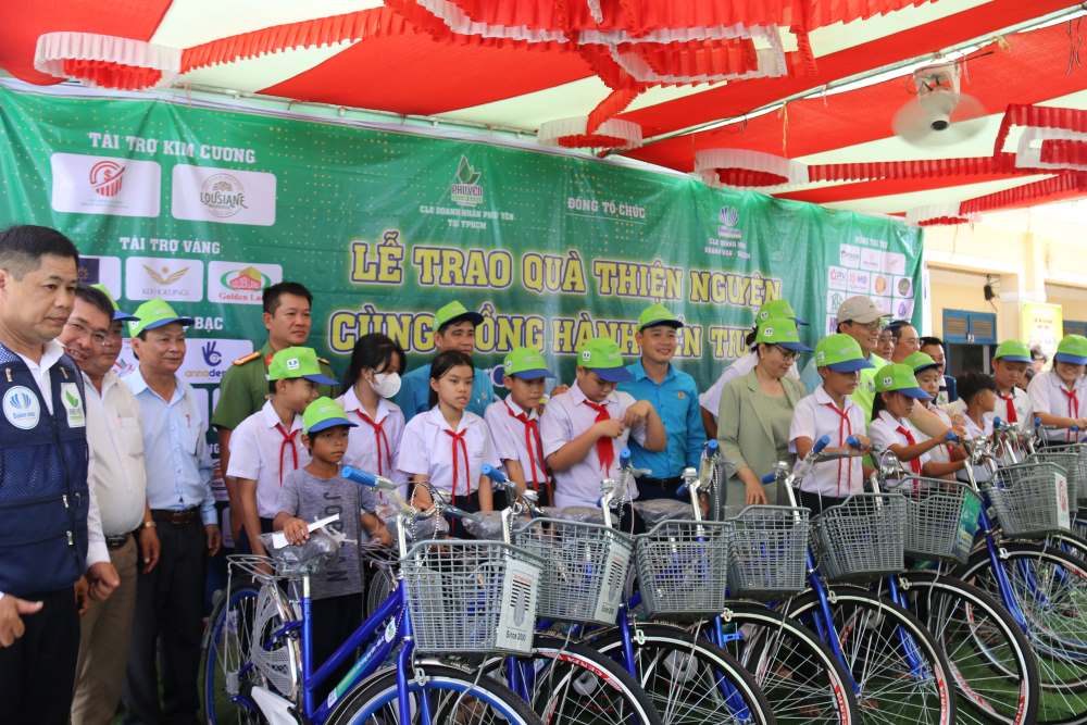 Niềm vui khi những chiếc xe sẽ là phương tiện đến trường thuận lợi hơn cho các em học sinh cấp THCS khó khăn ở xã Ninh Tân. Ảnh: Phương Linh