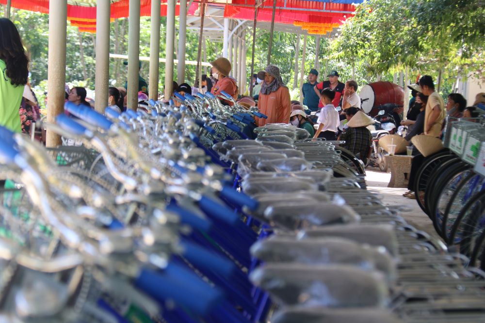 Những chiếc xe đạp mới được các mạnh thường quân thuộc Câu lạc bộ Doanh nhân Khánh Hòa – Sài Gòn tặng cho các em học sinh ở xã Ninh Tân. Ảnh: Phương Linh