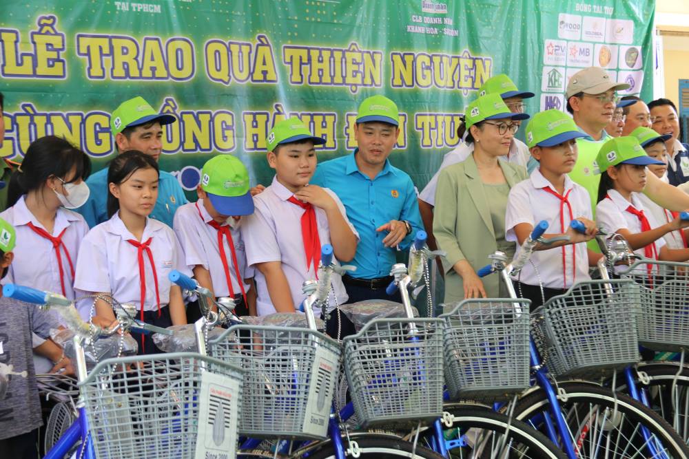 100 chiếc xe đạp mới được các mạnh thường quân tặng các em học sinh con đoàn viên, công nhân lao động vượt khó học giỏi. Ảnh: Phương Linh