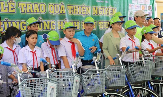 100 chiếc xe đạp mới được các mạnh thường quân tặng các em học sinh con đoàn viên, công nhân lao động vượt khó học giỏi. Ảnh: Phương Linh