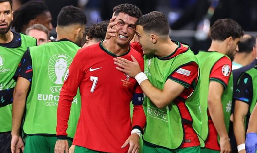 Ronaldo rơi nước mắt với những cảm xúc sau loạt sút luân lưu. Ảnh: UEFA