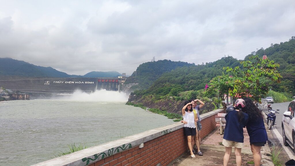 Người dân tranh thủ lưu lại hình ảnh Thủy điện Hòa Bình xả lũ. Ảnh: Minh Nguyễn