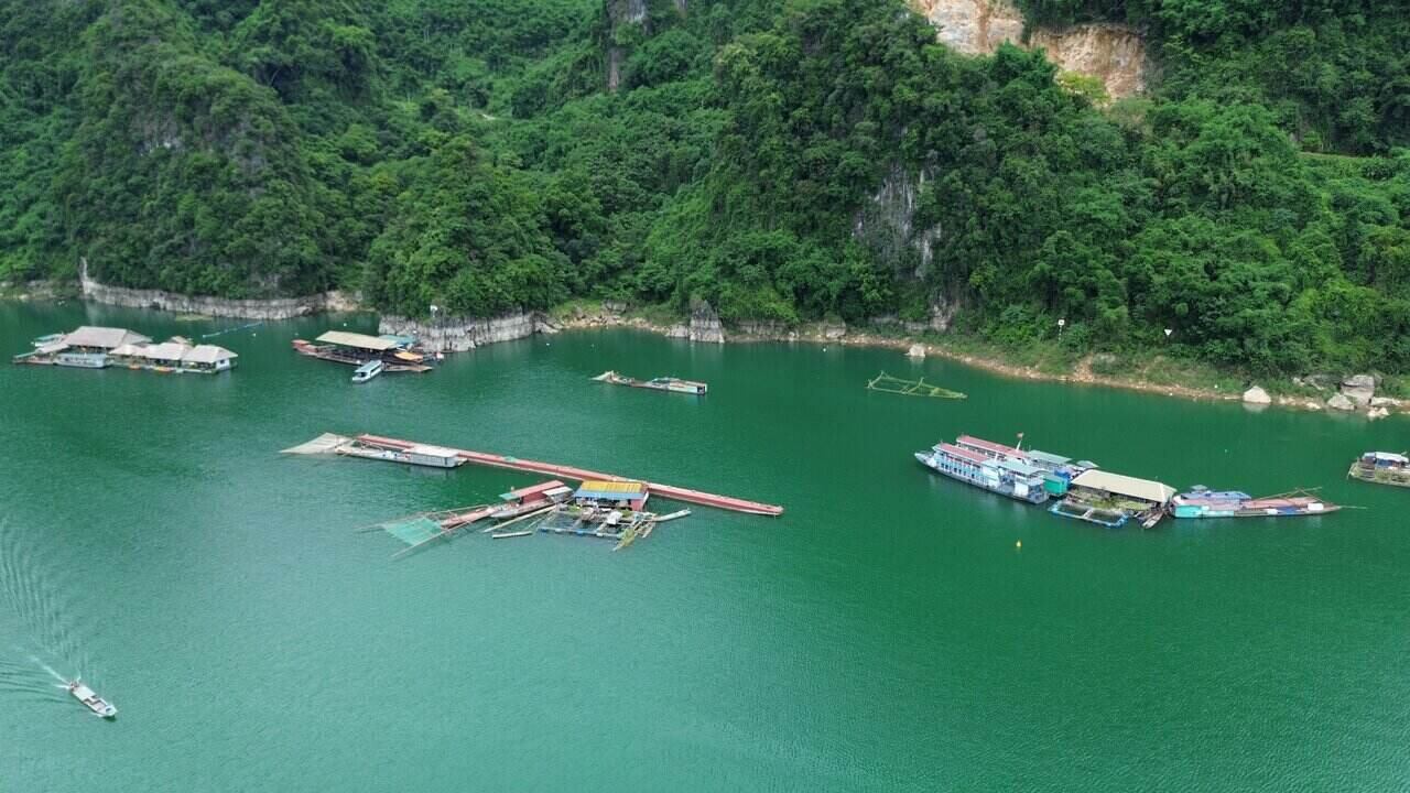 Mọi hoạt động trên lòng hồ vẫn diễn ra bình thường khi Thủy điện Hòa Bình xả lũ. Ảnh: Minh Nguyễn