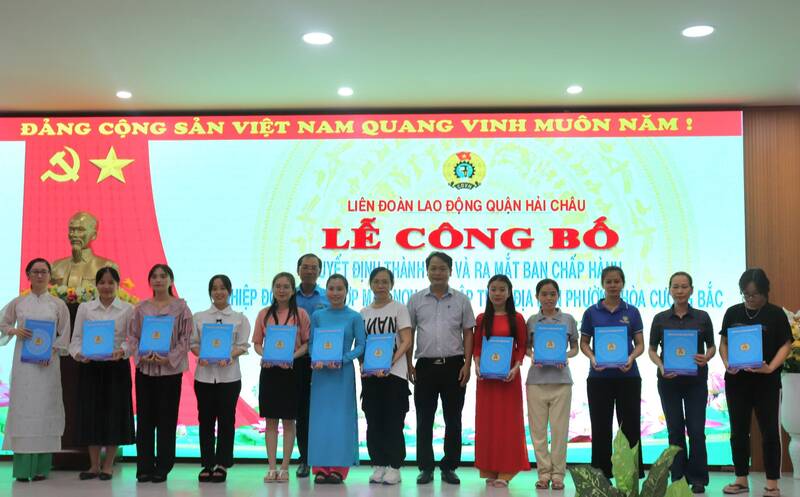 Liên đoàn Lao động quận Hải Châu tặng quà cho các đoàn viên khó khăn. Ảnh: Nguyễn Linh
