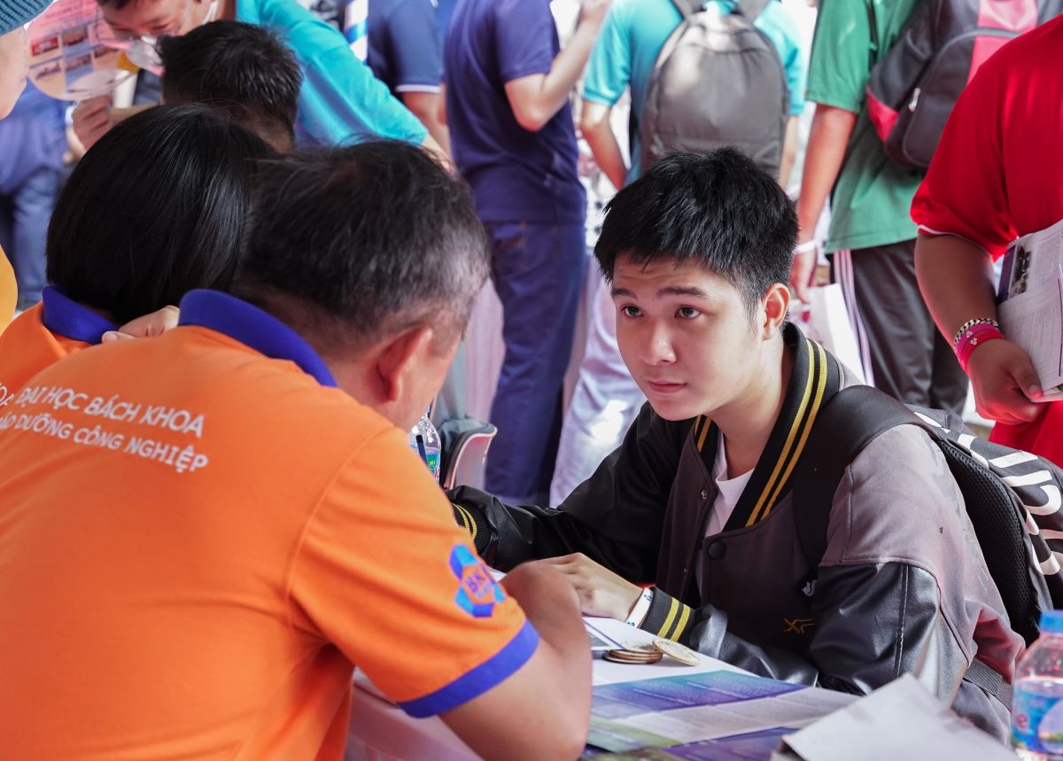 Học sinh THPT tham gia tư vấn tuyển sinh tại Trường Đại học Bách khoa - Đại học Quốc gia TPHCM. Ảnh: Như Quỳnh