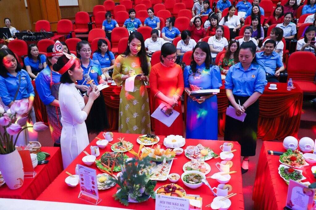 Ban giám khảo chấm điểm tại Hội thi nấu ăn "Bữa cơm gia đình - Trọn tình yêu thương". Ảnh: CĐH