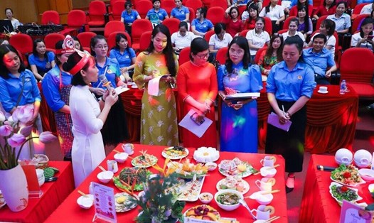 Ban giám khảo chấm điểm tại Hội thi nấu ăn "Bữa cơm gia đình - Trọn tình yêu thương". Ảnh: CĐH