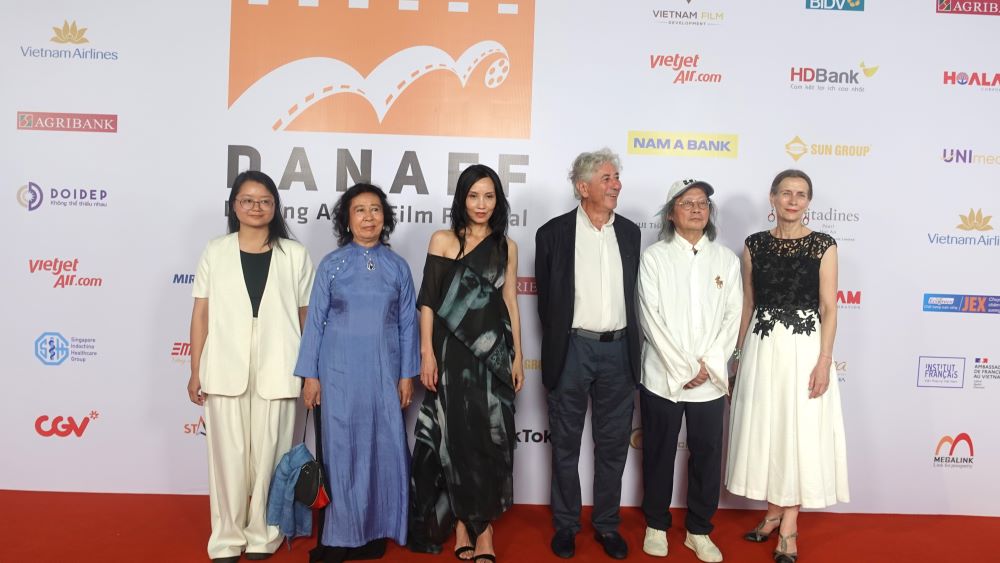 Các thành viên Ban giám khảo hạng mục phim châu Á dự thi tham dự đêm khai mạc Liên hoan phim châu Á Đà Nẵng 2024. 
