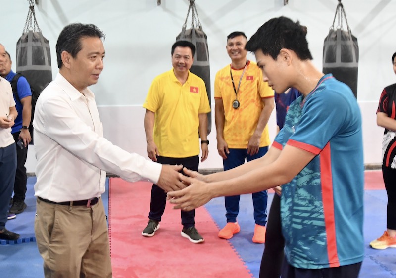 Thứ trưởng Bộ VHTTDL Hoàng Đạo Cương thăm hỏi, động viên tuyển boxing Việt Nam. Ảnh: Văn Duy