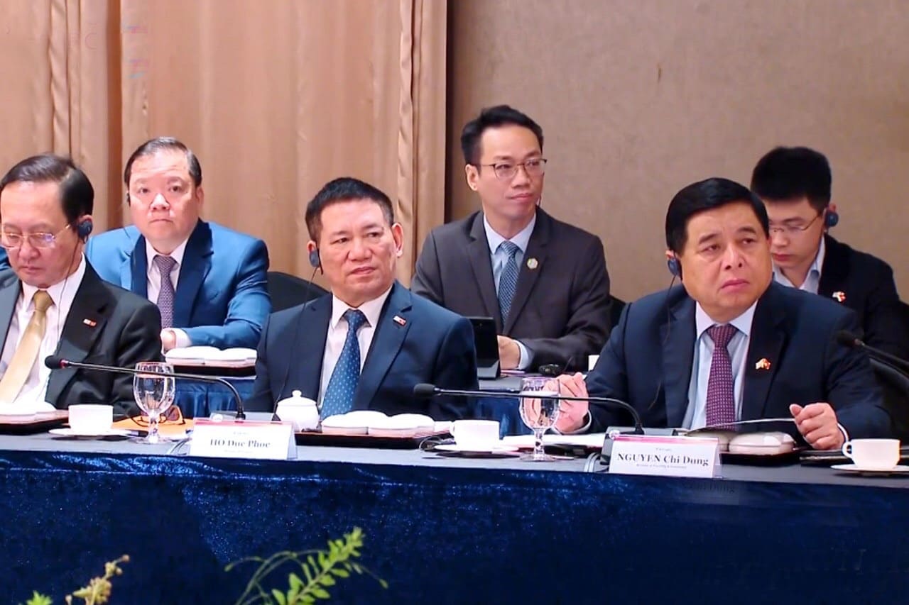 Bộ trưởng Hồ Đức Phớc (ngồi giữa) lắng nghe những câu hỏi, kiến nghị của doanh nghiệp. Ảnh: Bộ Tài chính.