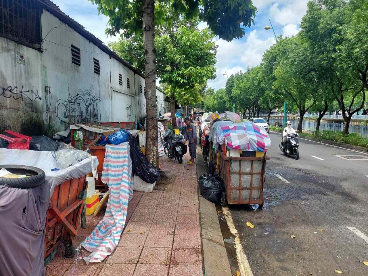 Điểm trung chuyển rác trên đường Hoàng Sa (Quận 3). Ảnh: Minh Quân
