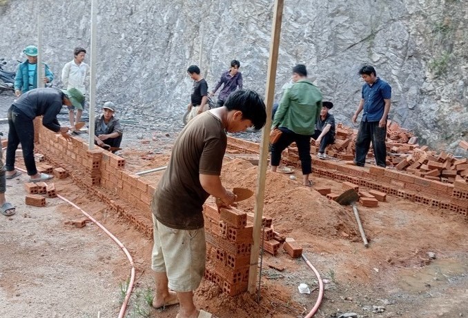 Students in a construction vocational training session. Photo: Bao Trung