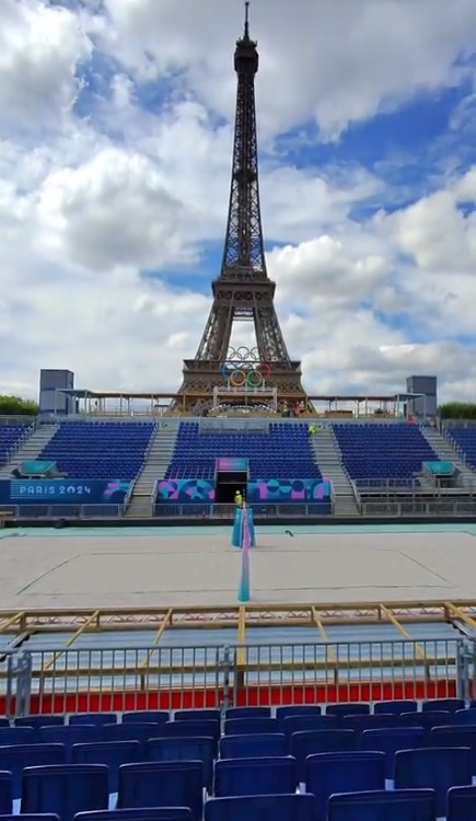 2,000 tons of sand to serve the beach volleyball field at the 2024 Paris Olympics. Photo cut from video