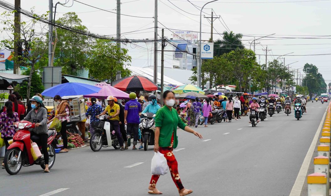 In recent times, the traffic inspection force has actively coordinated with functional agencies and localities to strengthen inspection and handling of encroachments on roadways, sidewalks, and road traffic safety corridors. However, spontaneous markets often recur when the authorities are absent.