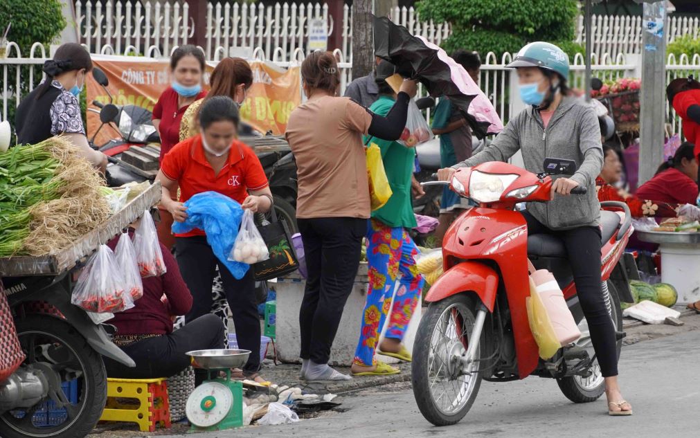 "I know that the route has a lot of traffic and is a bit unsafe for traffic, but when I get to the gate after work, I can buy food and then get in the car to go home. Going to the market takes time," said Ms. Son Thi Thu ( character name has changed) said.