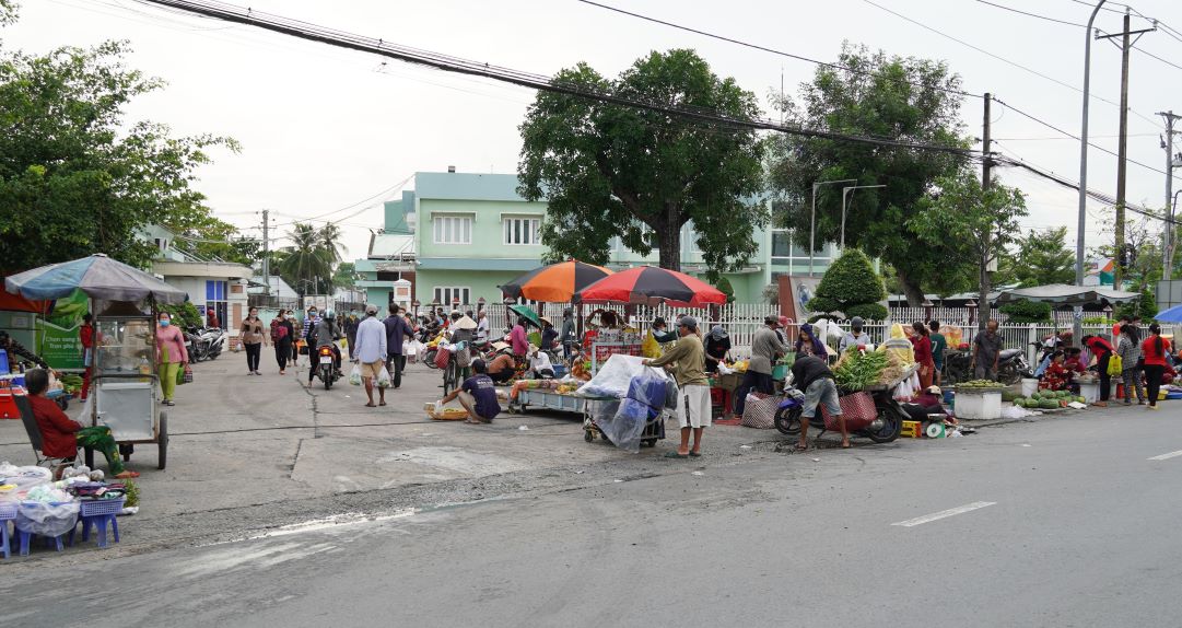 According to the reporter, every afternoon the gate of Stapimex Company (Ward 7, Soc Trang City) is crowded with buyers and sellers. It is worth mentioning that this time is also the busiest traffic peak of the day.