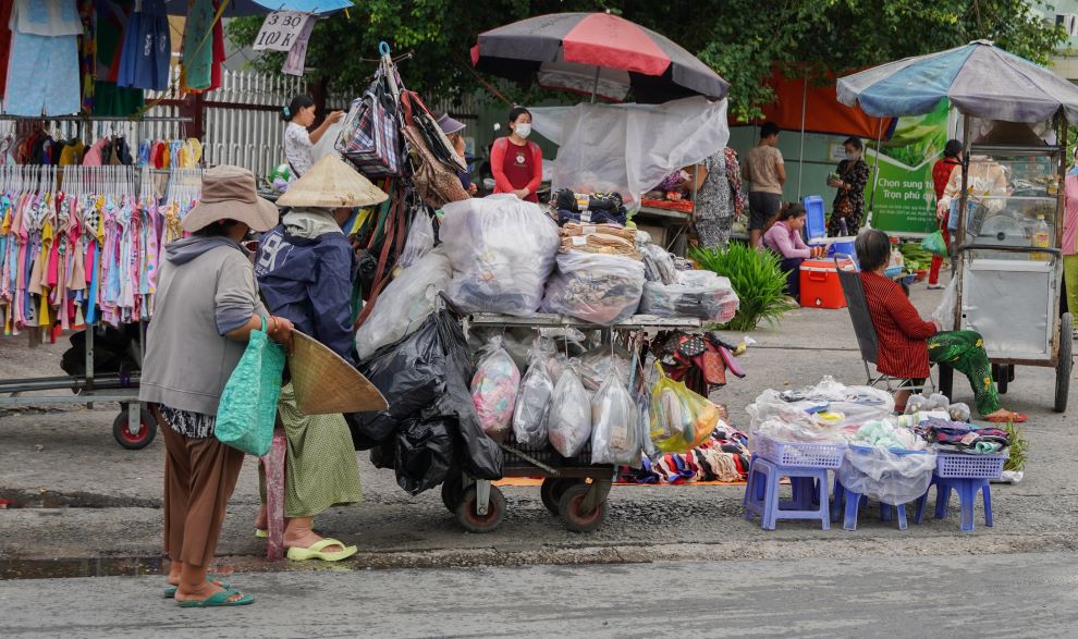 “I don't have a job, I have a little capital so I buy clothes and shoes to sell. When it's time to finish work, when the workers leave, they push their carts to park in front of the reception gate. Selling at cheap prices so they buy a lot," said Ms. Thu (character's name has changed) selling clothes.  