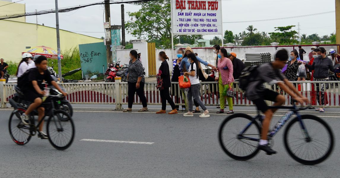 Many people even climbed on eels to cross the road despite heavy traffic.