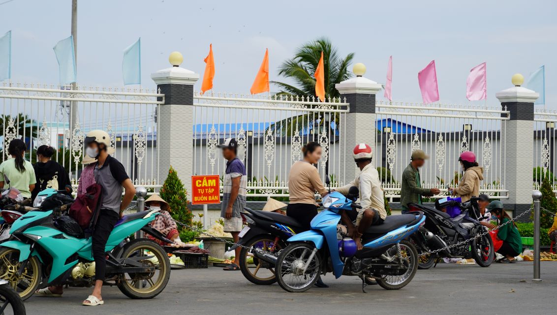 Even though signs have been put up prohibiting gatherings and buying and selling, market meetings still take place regularly.