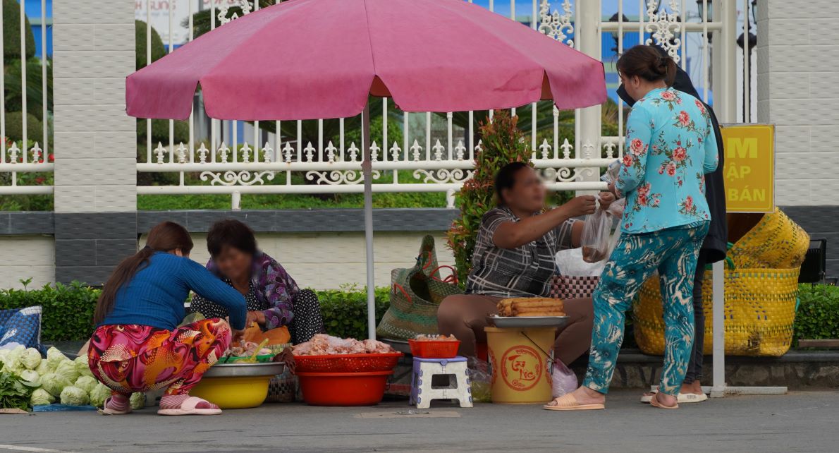 “I've been selling vegetables, tubers, and fruits here for a long time because I don't have to pay rent, and I have many regular customers so I can't go elsewhere. When the authorities come to inspect, I will move in," said Ms. Hoa (name has been changed) selling vegetables in front of the company.