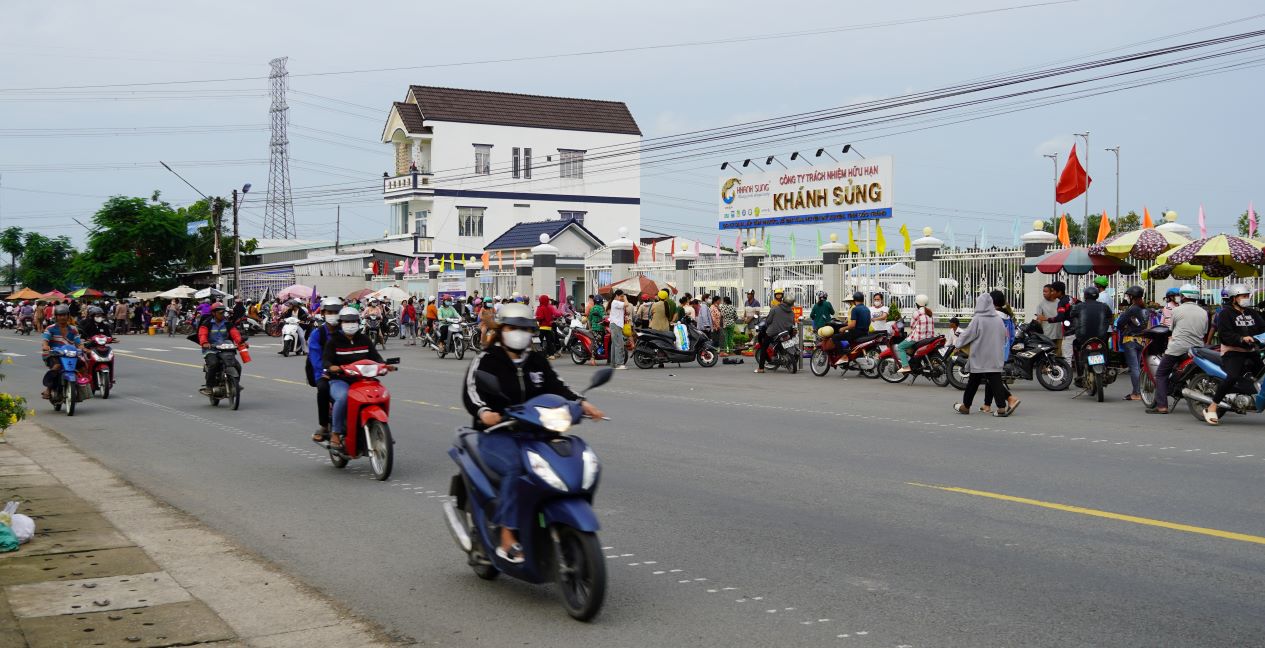 Tương tự tại trước cổng công ty thủy sản Khánh Sủng nằm trên quốc lộ 1a qua địa bàn xã Đại Tâm tình trạng buôn bán cũng diễn ra sôi nổi.