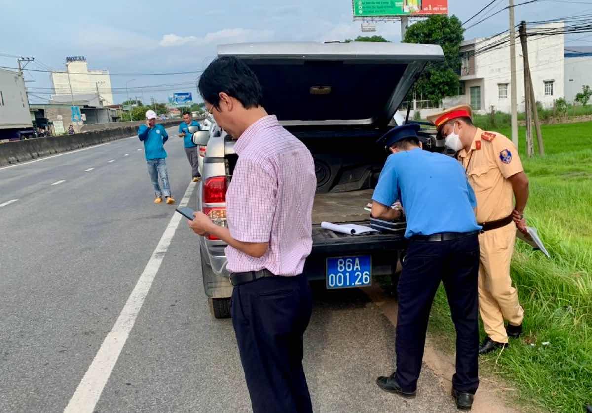 The authorities make a record of administrative sanctions against the passenger car driver. Photo: Department of Transport