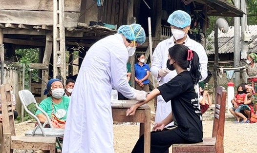 Cơ quan chức năng tiến hành tầm soát bệnh bạch hầu đối với các trường hợp tiếp xúc gần với bệnh nhân. Ảnh: Anh Tuấn