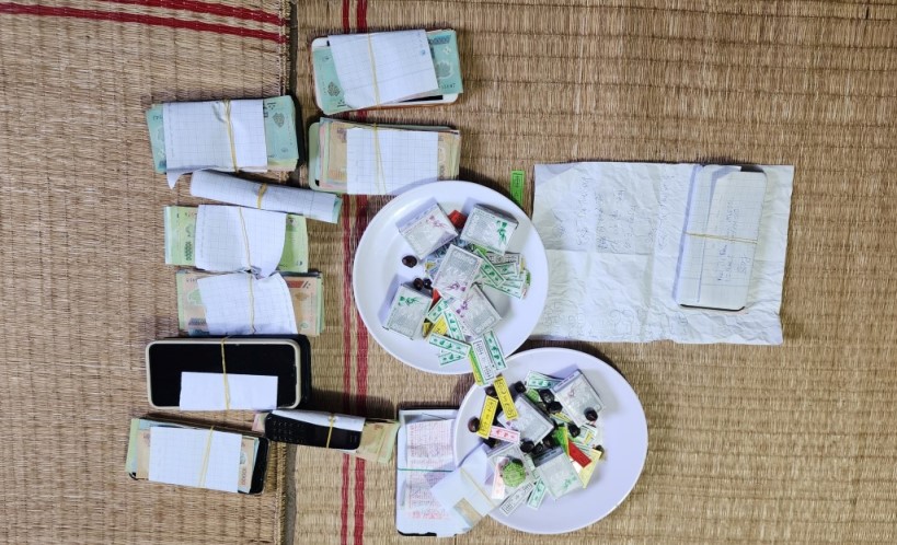 Tang vật đánh bạc bị Công an thu giữ. Ảnh: Văn Vũ