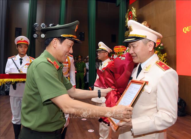 Thiếu tướng Nguyễn Ngọc Lâm (bên phải) - một trong hai tân Thứ trưởng Bộ Công an tại buổi nhận quyết định bổ nhiệm. Ảnh: TTXVN