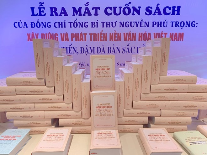 Cuốn sách "Xây dựng và phát triển nền văn hóa Việt Nam tiên tiến, đậm đà bản sắc dân tộc". Ảnh: Trần Vương