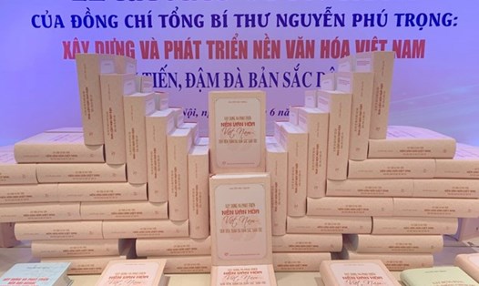 Cuốn sách "Xây dựng và phát triển nền văn hóa Việt Nam tiên tiến, đậm đà bản sắc dân tộc". Ảnh: Trần Vương